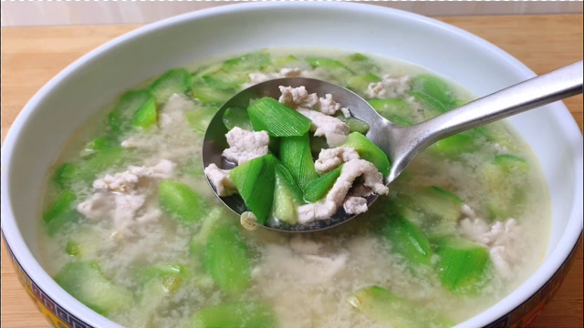 为什么广东人做丝瓜瘦肉汤那么好喝?原来有技巧,不放味精也鲜美