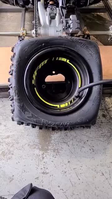 汽车轮胎方形的我还是头一次见,接下来的一幕请恕我见识短浅!