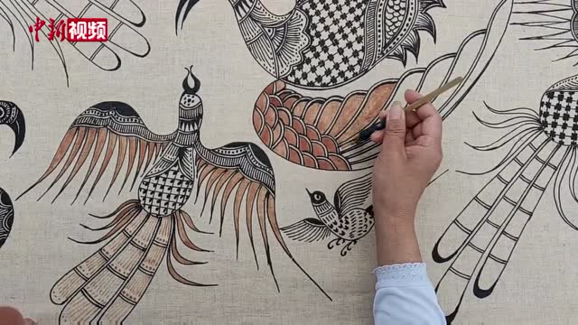 贵州丹寨千人手绘蜡染千鸟图