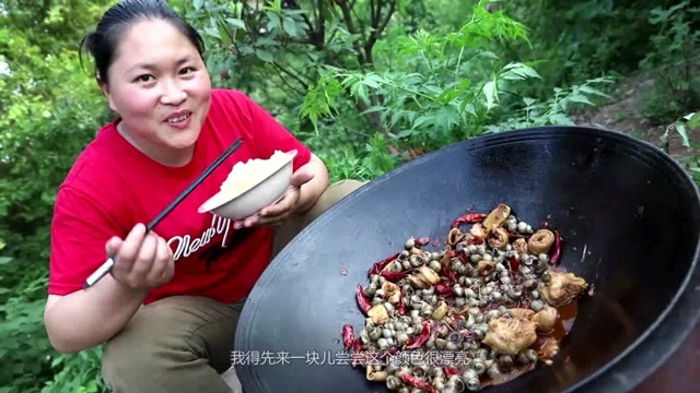 胖妹煮一大锅肥肠炒田螺,吃着美滋滋真是太惬意了