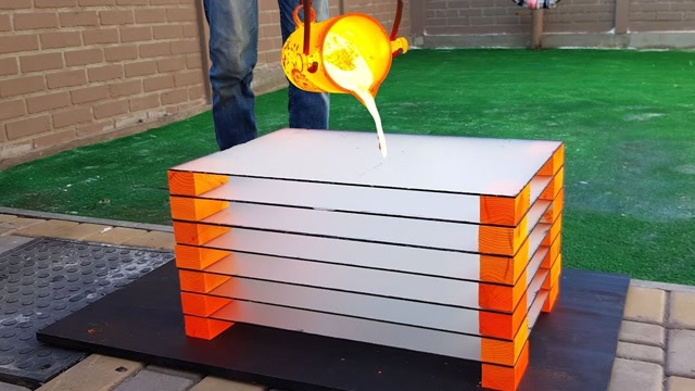 防弹玻璃质量有多强?老外往表面倒1000℃熔岩,画面太硬核!