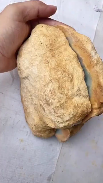 没有表现出黄皮木那的翡翠原石怼出奇迹两公分厚的皮壳怼开又一次彻底