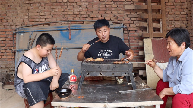 4斤羊肉,2斤鸡翅,一家老少院子里吃烧烤,胖儿子真能吃呀