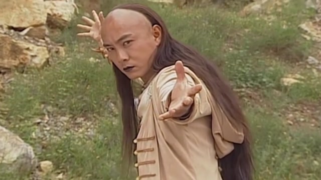 方世玉破坟而出功力大增,立马暴虐白眉老道