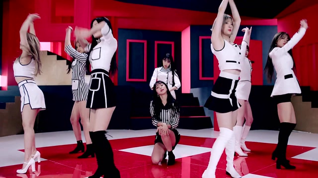 101热门女孩秒入女团c位,天花板上念经跳舞又一新神曲诞生!