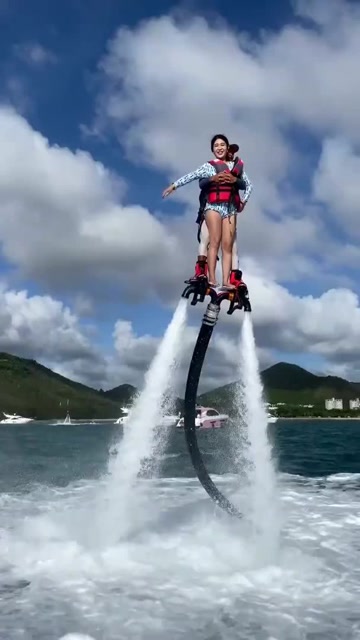老婆体验水上飞人,教练的动作暴露素质,这就叫专业!