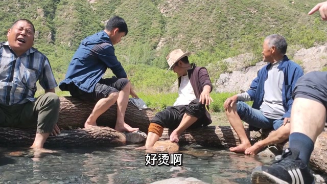 龙门村的原生态野温泉成了网红打卡地各地游客前来体验游玩