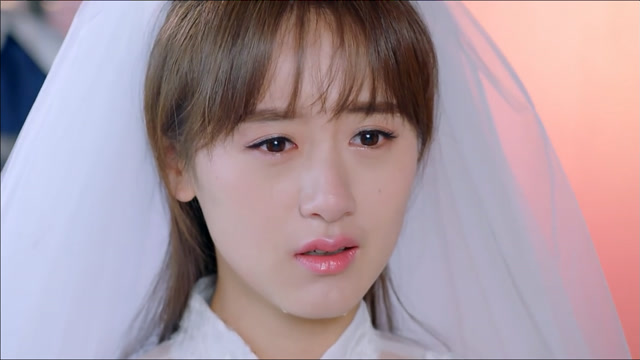 唐可儿穿上婚纱向总裁求婚,不料总裁宣布和别人订婚