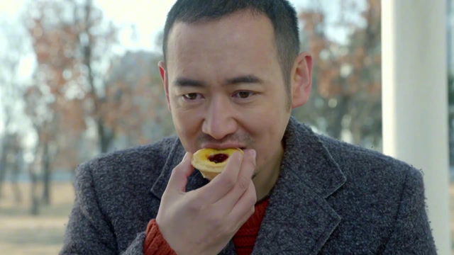 谈恋爱:大哲想认失散女儿,听说她喜欢蛋挞,到她学校门口摆摊!