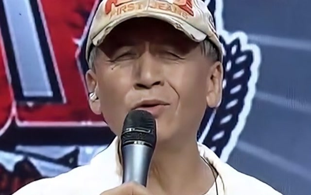 听惯费玉清《一条路》,这版由写谱的陈彼得亲自唱,更深情