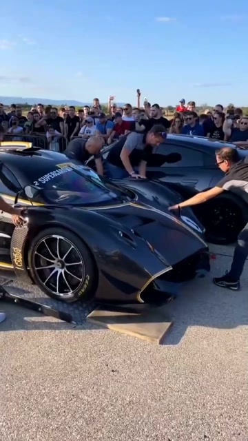 国内唯一的一台帕加尼睚眦,停在马路边,男子的反应太真实了