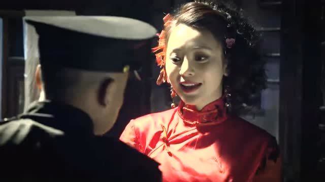 我姥爷1945之绝命枪小红假装让赵寰李脱衣睡躲过马巡警的盘问