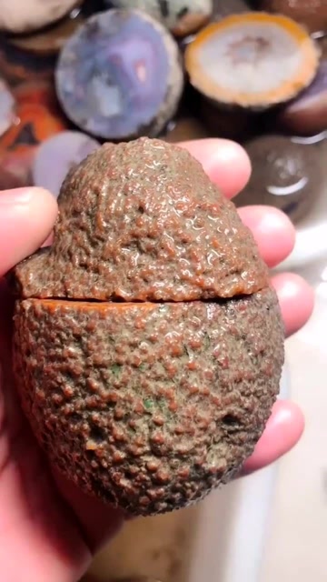 切开一块战国玛瑙原石,看看里面会是什么样子的