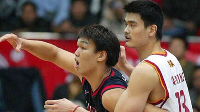 被韩国媒体吹的"宇宙第一中锋"河升镇遇到姚明时,表现如何?