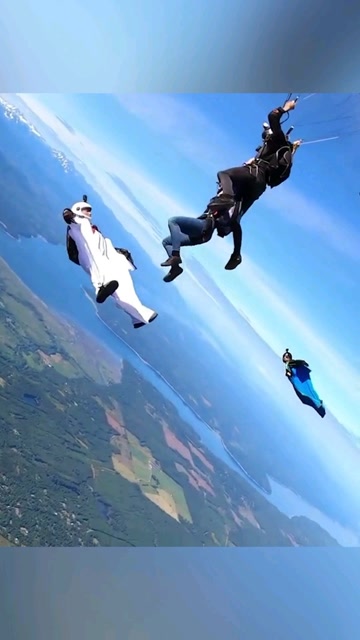 最霸气的翼装飞行!动作很危险,切勿模仿#奇闻趣事 #极限运动