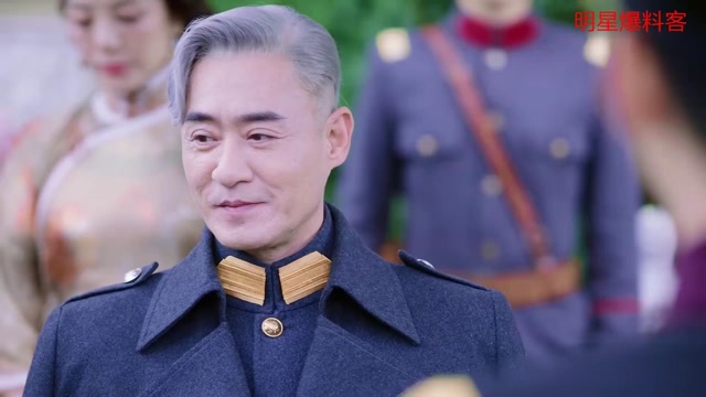 这个督军似曾相识,仔细一看原来是修庆,以前演过刘亦菲的表哥