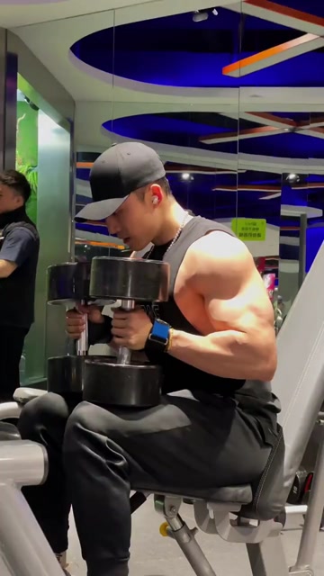 这是健身房的私人教练,健硕的麒麟臂,看着太有安全感了!