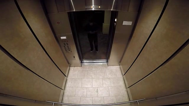 老外真会玩!电梯装死整蛊恶搞视频