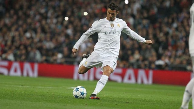 射门力量太恐怖!c罗曾一脚射穿三层玻璃