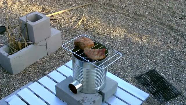 用小铁桶自制小型烧烤炉,烤肉用起来很好用!