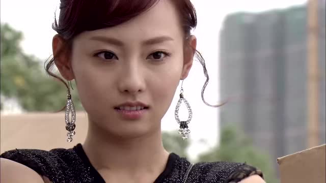 黑帮老大的女儿喜欢上了穷小子,还跑到码头起找他给他送泡面!