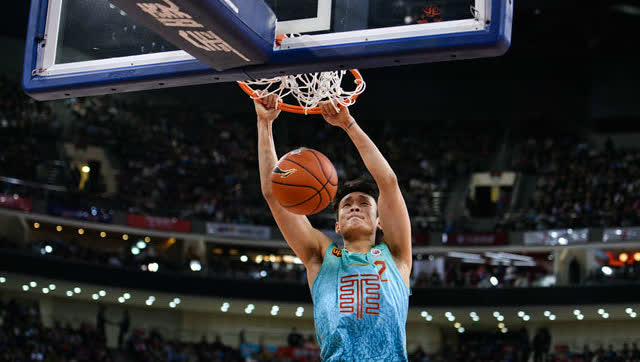 丁彦雨航360度极限扣篮震瞎球迷!这记扣篮你给几分?