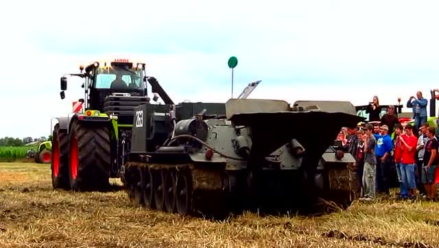 t-34坦克底盘和拖拉机拔河 猜猜结果如何?