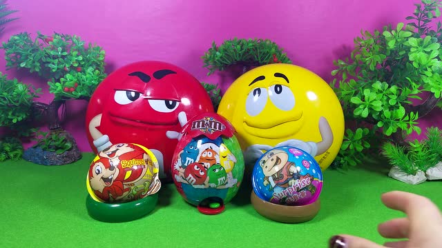 巧克力存钱盒里的玩具出奇蛋 惊喜奇趣蛋