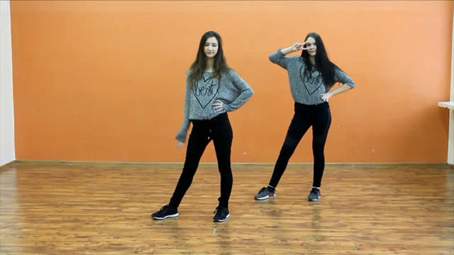 两个女生跳tara《lovey dovey》舞蹈,好可爱!