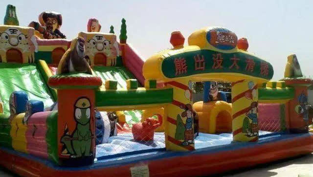 充气蹦蹦床爆炸,孩子满天飞太恐怖了