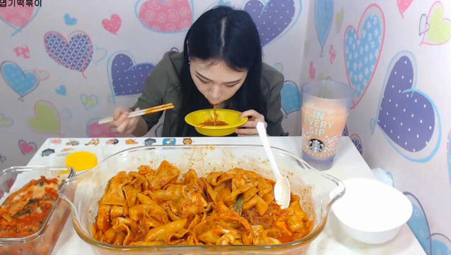 漂亮女孩狂吃两大份辣泡菜不怕吃了会拉肚子吗