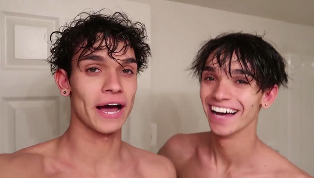 奇葩两兄弟用番茄酱放在浴缸中洗澡