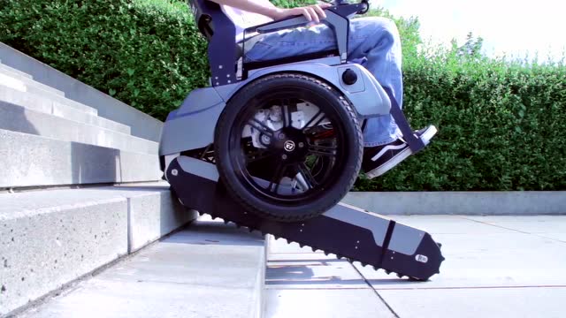 "x教授"座驾来袭,上下楼梯如履平地! scewo 电动轮椅