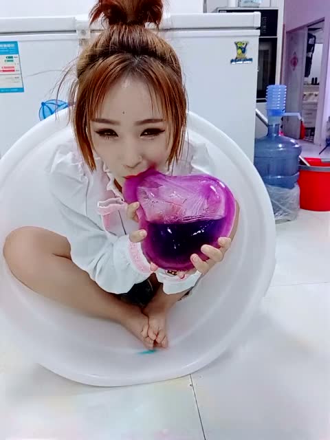 看小哥整蛊女朋友,小哥太可爱了心疼小姐姐三秒