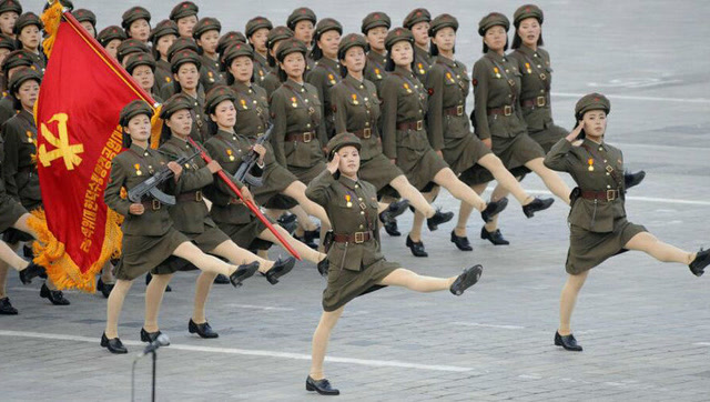 朝鲜女兵受阅方阵,英姿飒爽的出场,这样的步伐也很整齐!