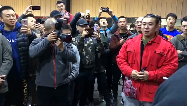 鹿晨辉与程亦山夹道欢迎奥赛选手josh