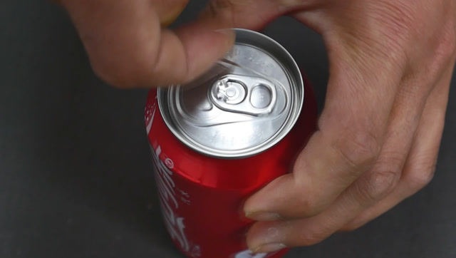 可乐无论如何摇晃,开盖就是不喷,超级好学