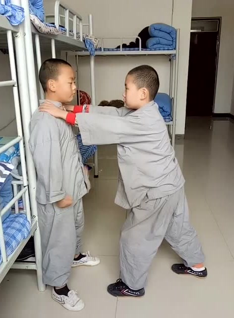 当一群人掐你脖子,你该怎么办