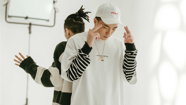 tt和jony j合唱了《芳华》的推广曲,这让我对电影更加期待了!