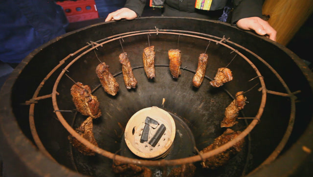 每天供不应求的坛子烤肉,15年老师傅揭秘究竟如何做