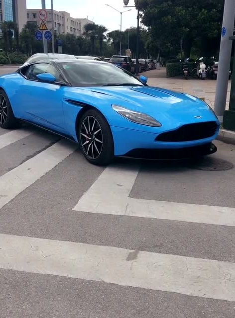 路边看见一辆跑车 这是新款蒙迪欧吗