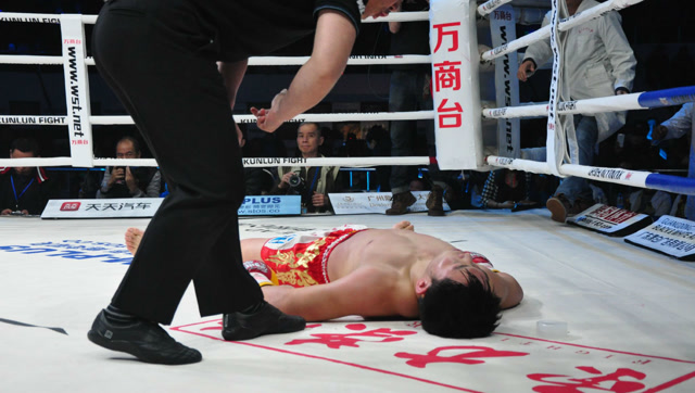 中外最惨烈之战 郑召玉挑战世界拳王"胡子杀手"被打晕急救