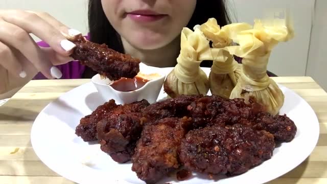 韩国美女吃一大盘炸鸡腿,骨头啃得好干净啊