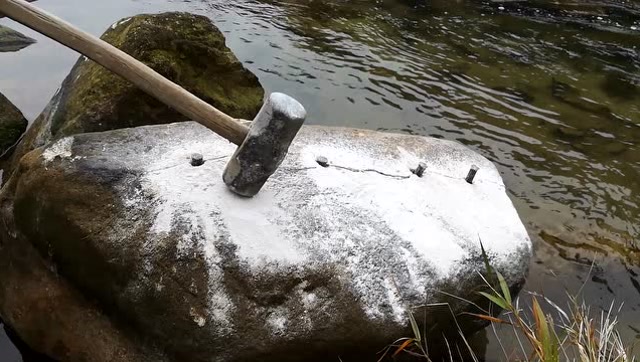 农村这样开石头,你见过吗?