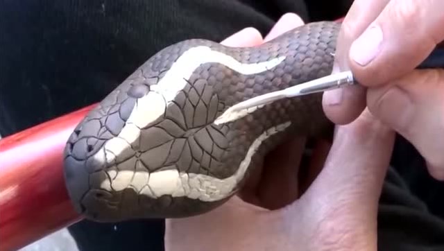 40年老木匠雕刻蛇头手杖,耗时15天,成品让人惊叹!