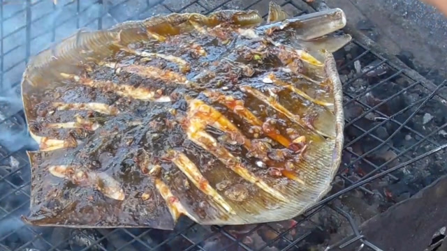 越南农家做的烤鱼,撒上白芝麻的那一刻,感觉香味扑鼻而来