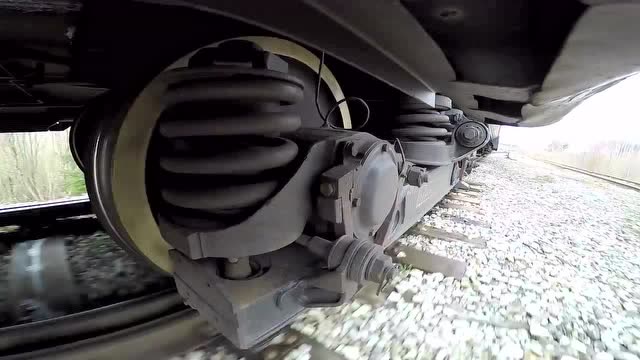 实拍火车起步运行变轨过程