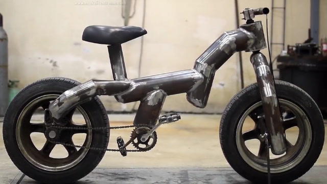 牛人把汽车轮胎卸下来,改造成自行车,开出门赚足了眼球