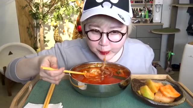 韩国大胃王艾波:吃汤饭泡菜!食物咀嚼声!