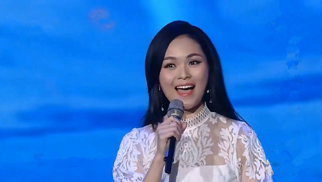 阎维文与龚爽同台唱经典《黄四姐》 真挚情谊真情流露